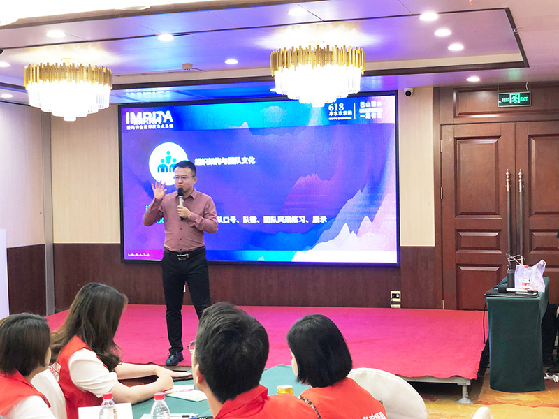 愛瑪特營銷公司副總經理楊進先生致辭 愛瑪特營銷公司副總經理楊進先生致辭