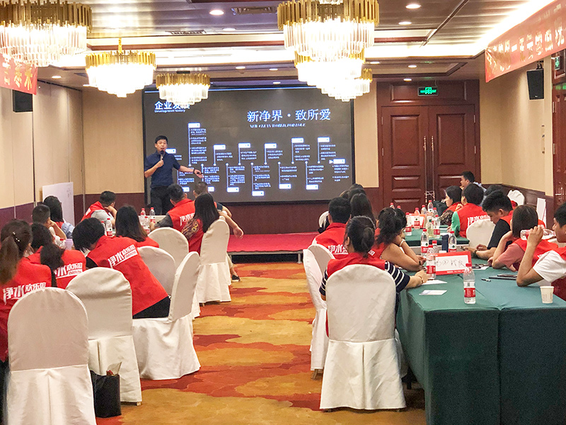 品牌部孟總監(jiān)闡述了IMRITA愛瑪特全新的店面布局和品牌形象塑造 品牌部孟總監(jiān)闡述了IMRITA愛瑪特全新的店面布局和品牌形象塑造